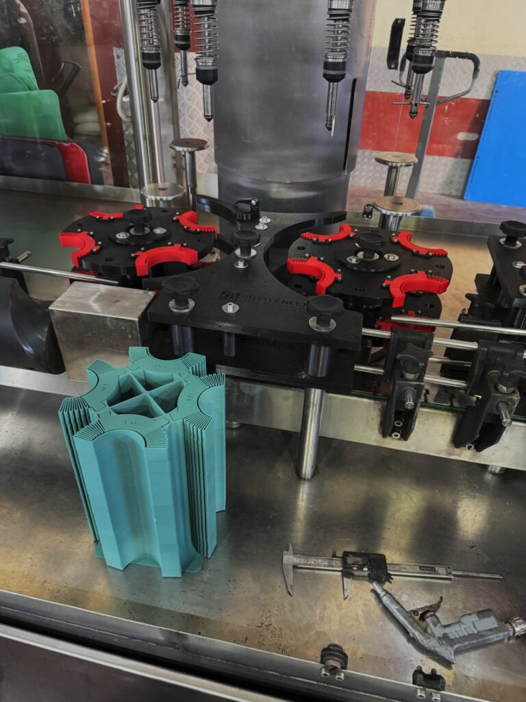 Ανταλλακτικό αστέρι Bottleneck 3D printed (τιρκουάζ) μπροστά στο Fimer Monoblock με κόκκινους αστέρες στο βάθος