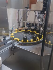 Γεμιστικό P&C Automatic με κίτρινους αστέρες Bottleneck, συνολική άποψη του σταθμού