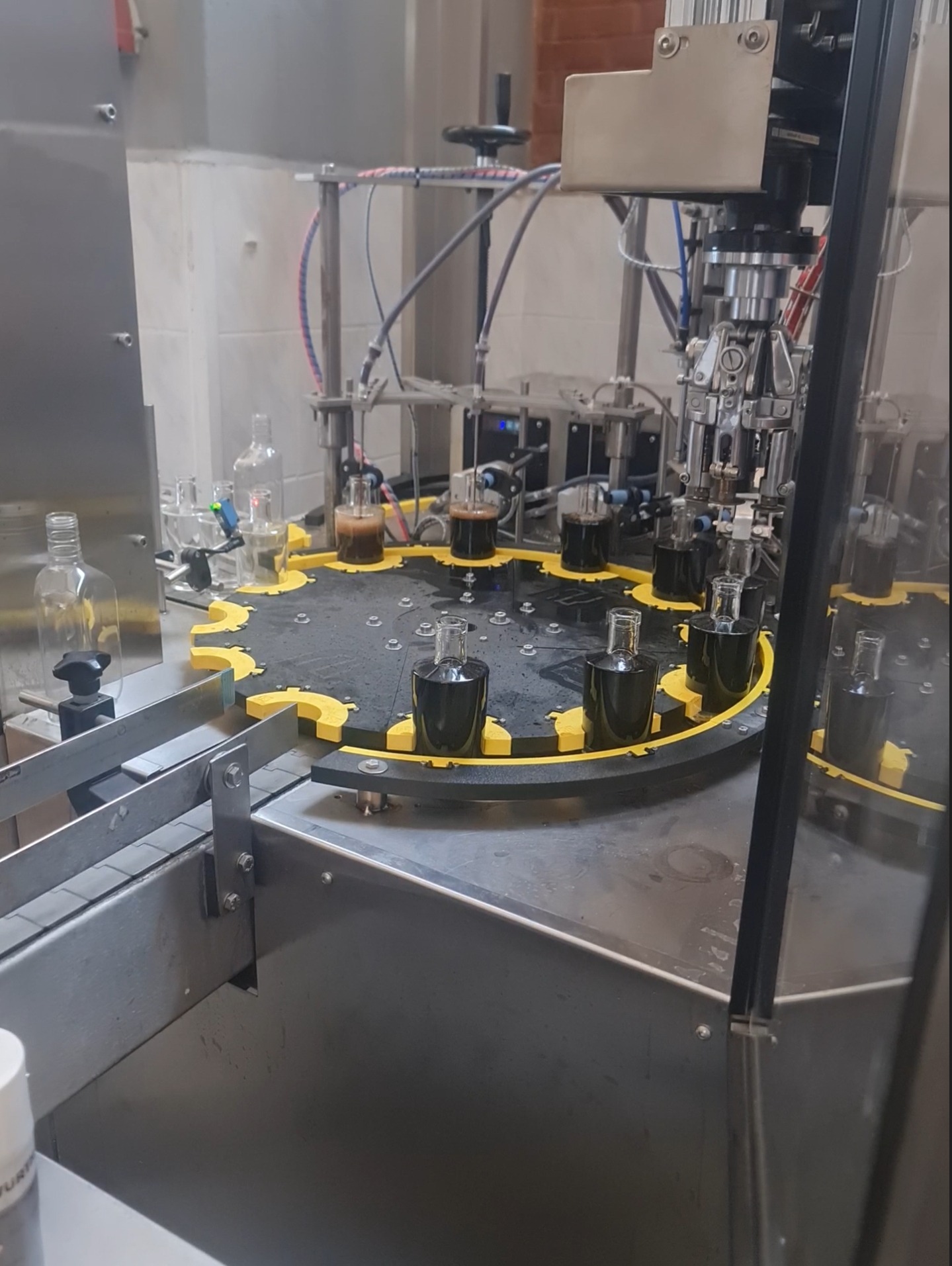 Γεμιστικό P&C Automatic με κίτρινους αστέρες Bottleneck, συνολική άποψη του σταθμού