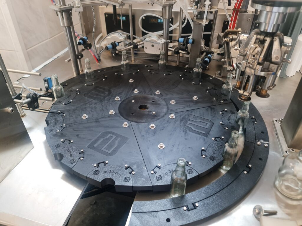 Αστέρες Bottleneck σε μηχανή πλήρωσης P&C Automatic, άδειες γυάλινες φιάλες